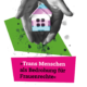 Zwei Hände halten behutsam ein kleines Spielzeughaus. Das Haus ist in den Farben der trans Fahne rosa, blau und weiß gefärbt